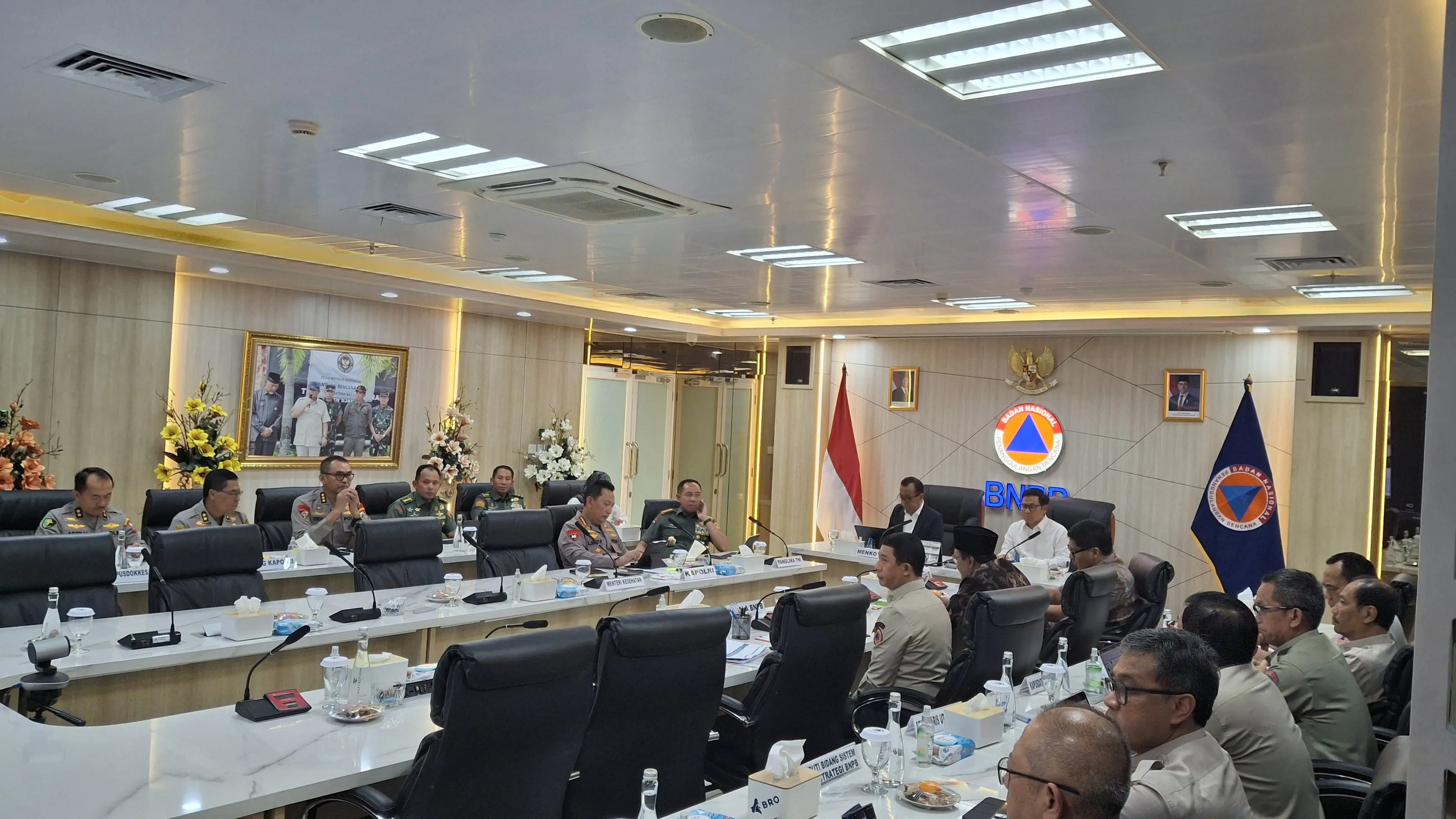 Presiden Republik Indonesia Bapak Prabowo Subianto memimpin rapat terbatas penanganan bencana erupsi Gunung Api Lewotobi Laki-laki, rapat ini di gelar secara online di ruang multimedia lt 10 Gedung Graha BNPB Jakarta, pada Selasa (13/11). 